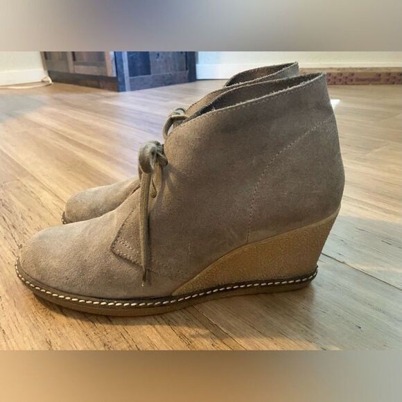 J. Crew suede tan lace up wedge heel women’s boots! Size 8 (9.5” long) - Picture 4 of 7